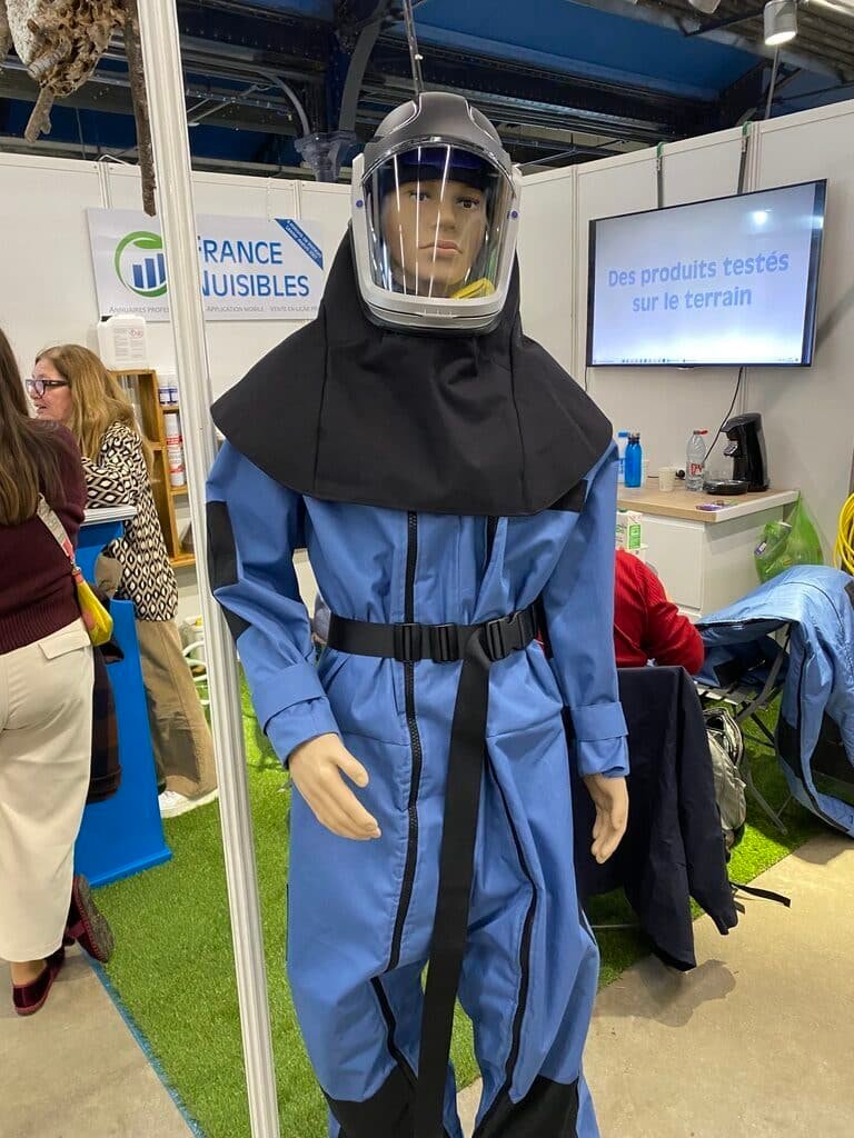 Mannequin en costume bleu et casque, exposé au salon Parasitec 2025 à Paris