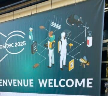 Panneau indiquant Bienvenue pour le salon Parasitec 2025 à Paris