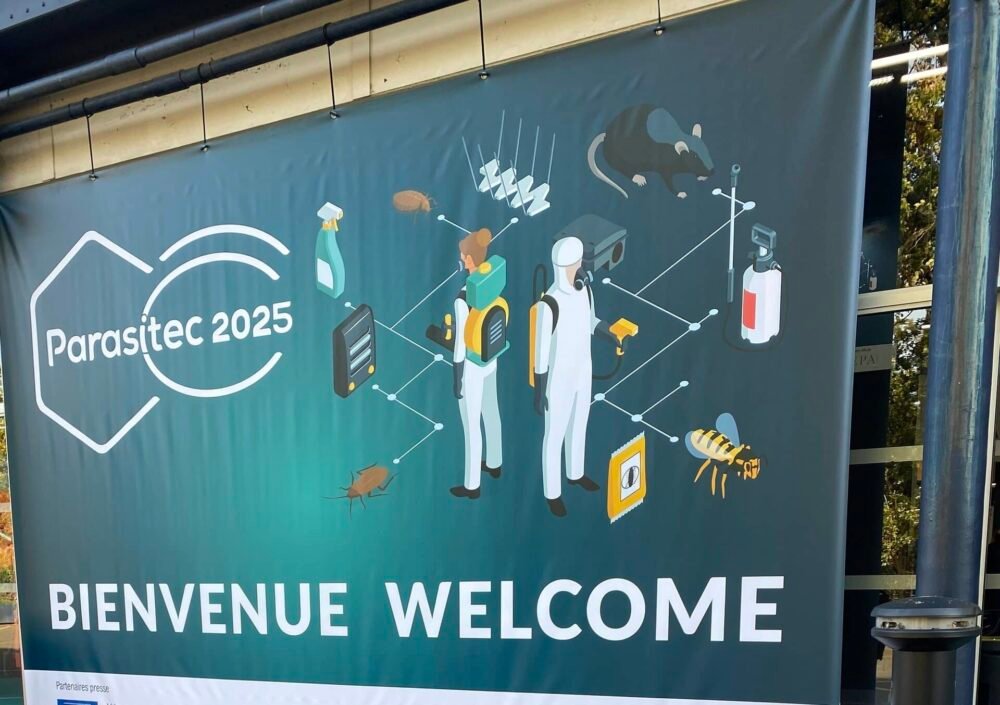 Panneau indiquant Bienvenue pour le salon Parasitec 2025 à Paris