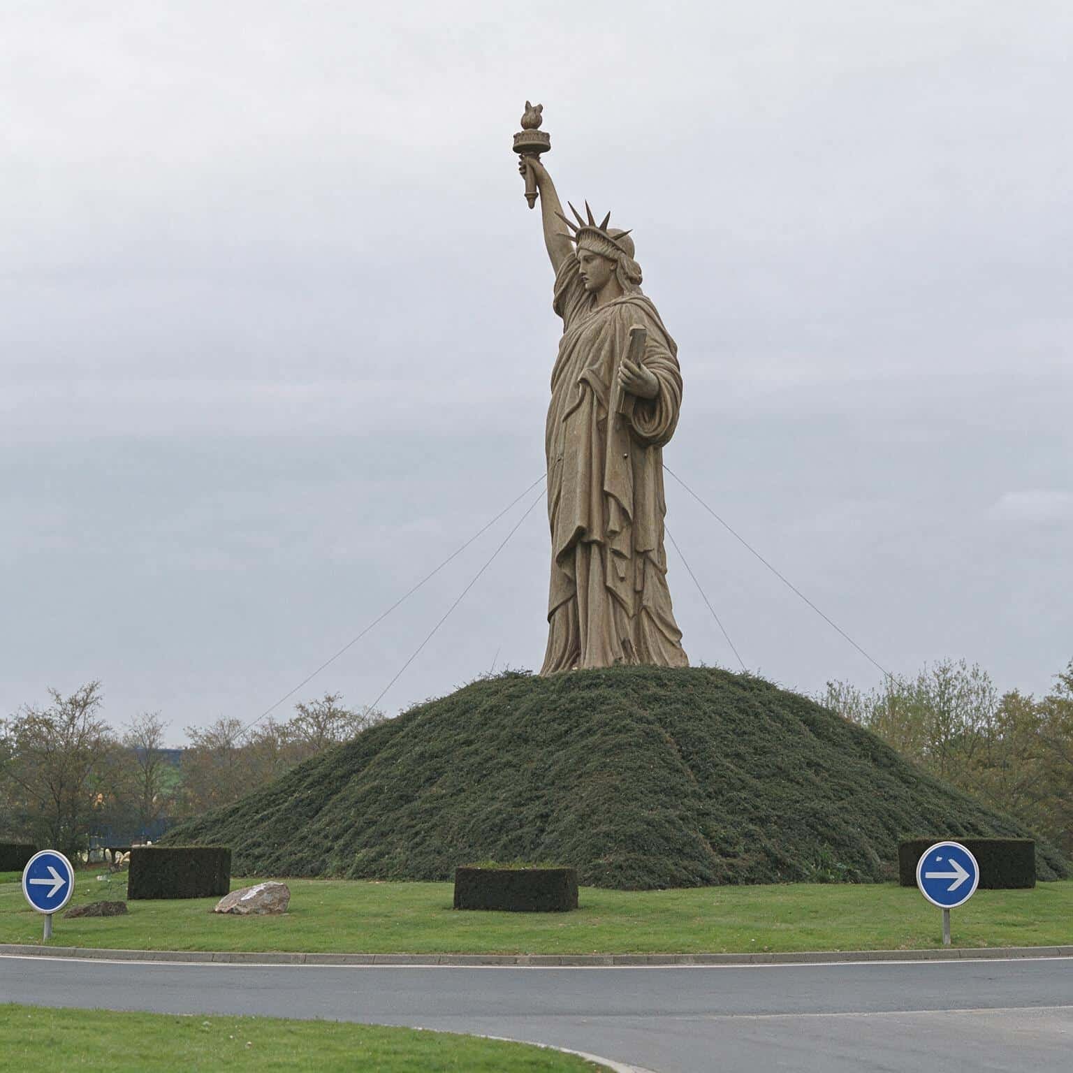 Rond point de la statue de la liberté dans la ville de Barentin en Normandie